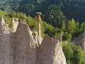 Le piramidi di terra del Val di Cembra, un paesaggio unico da scoprire, con rocce scolpite dal tempo e vegetazione rigogliosa.