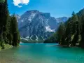 Lago di Braies, perla del tour Trentino, con montagne imponenti e acque cristalline.
