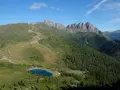 Panorami mozzafiato per passeggiate facili vicino a Trento. Un lago alpino azzurro e sentieri tra prati e boschi.