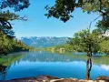Splendido lago di Monticolo, con montagne sullo sfondo. Ideale per una gita, ecco come arrivare.