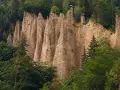 Le piramidi di Segonzano, in Trentino, sono formazioni rocciose naturali che sembrano scolpite da un gigante.