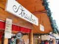 Mercatino di Natale a Levico Terme: un chiosco vende "Strauben" e altre delizie. Cosa vedere a Levico Terme? Gustare queste specialità!