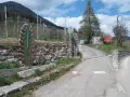 Inizio del sentiero delle fate, con cartelli informativi e un paesaggio montano.