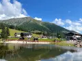 Lago alpino e rifugi al Passo Lavazè, ideale per una gita estiva. Ecco come arrivare per goderti questo splendido panorama.
