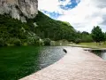 Sentiero in legno sul lago Nembia, ideale per scoprire come arrivare e godersi la natura.