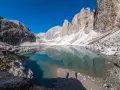 Lago di Antermoia, un gioiello alpino perfetto per le tue passeggiate. Riflessi montani sull'acqua cristallina.
