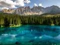 Lago di Carezza, un gioiello tra i boschi e le Dolomiti del Trentino, dove andare per un'immersione nella natura.