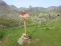Sentiero alpino in Trentino, vicino allo Stelvio. Indicazioni per il Rifugio Lago Corvo e il Colle Nero.