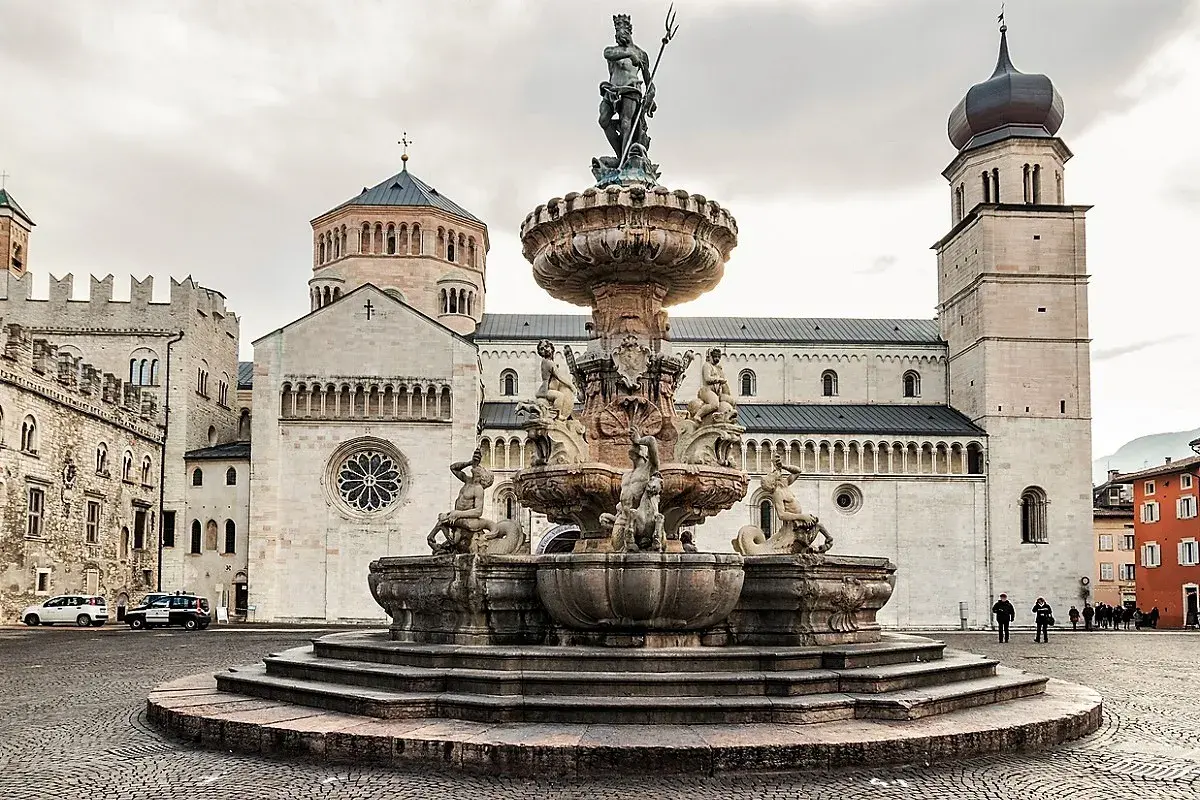 Fontana del Nettuno e Duomo di Trento, un must per chi visita Trento cosa vedere.