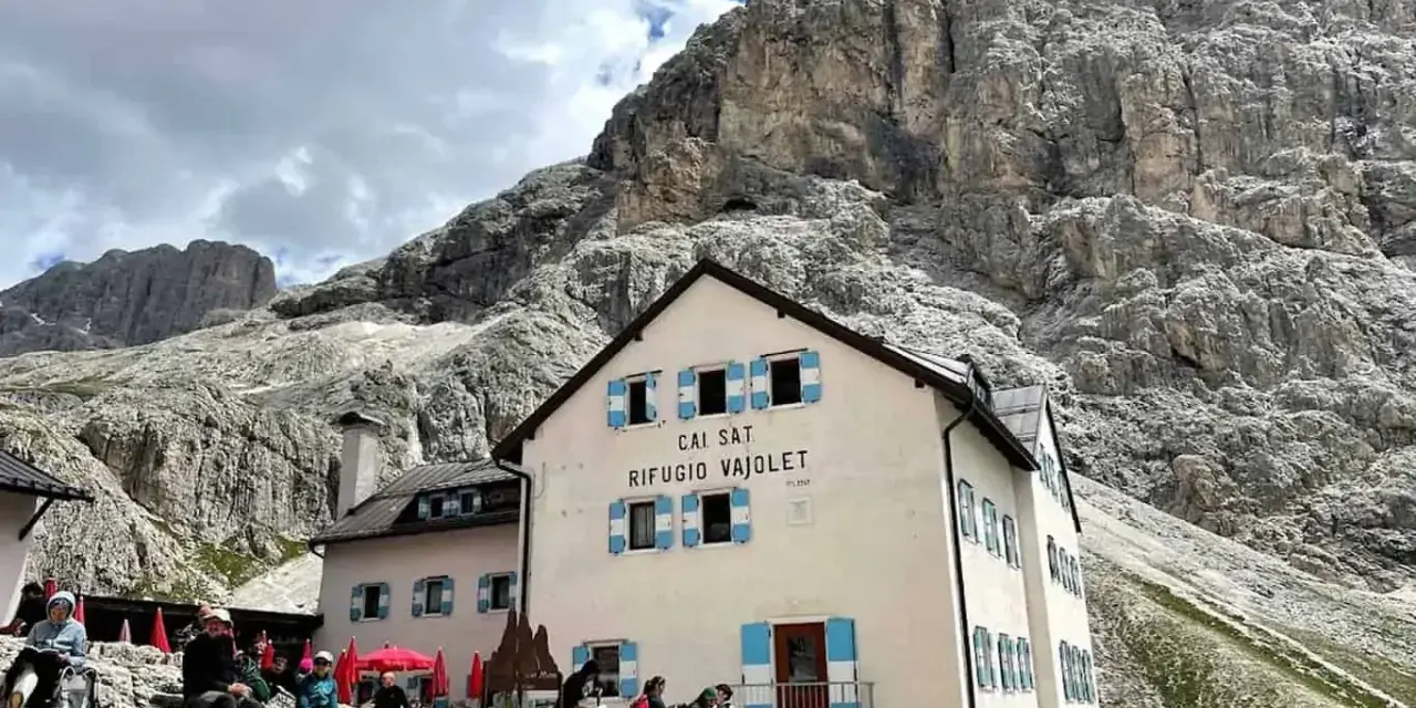 Escursioni alle volpi del Vajolet: un rifugio accogliente ai piedi delle maestose montagne.