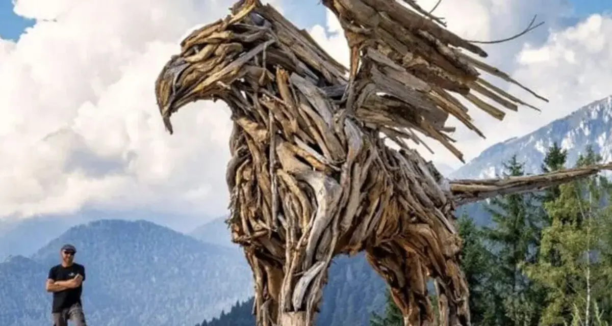 Grifone Vaia, scultura in legno. Per raggiungerlo, segui le indicazioni per il Trentino.
