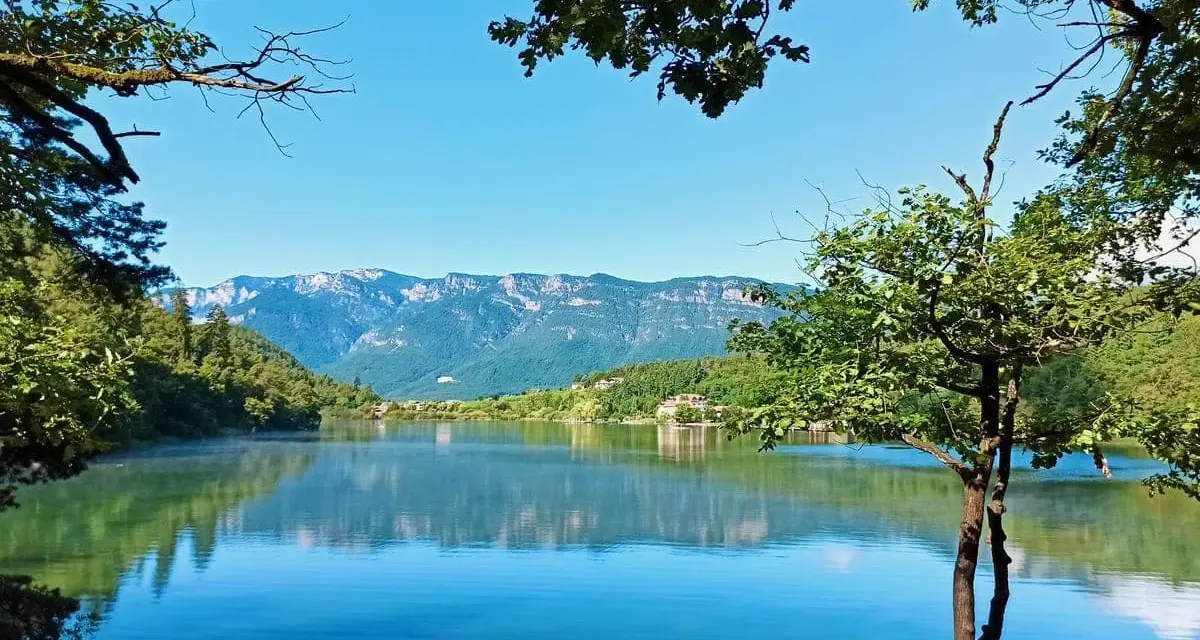 Splendido lago di Monticolo, con montagne sullo sfondo. Ideale per una gita, ecco come arrivare.