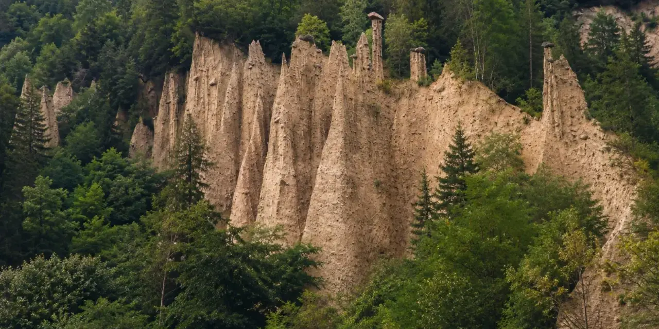 Le piramidi di Segonzano, in Trentino, sono formazioni rocciose naturali che sembrano scolpite da un gigante.