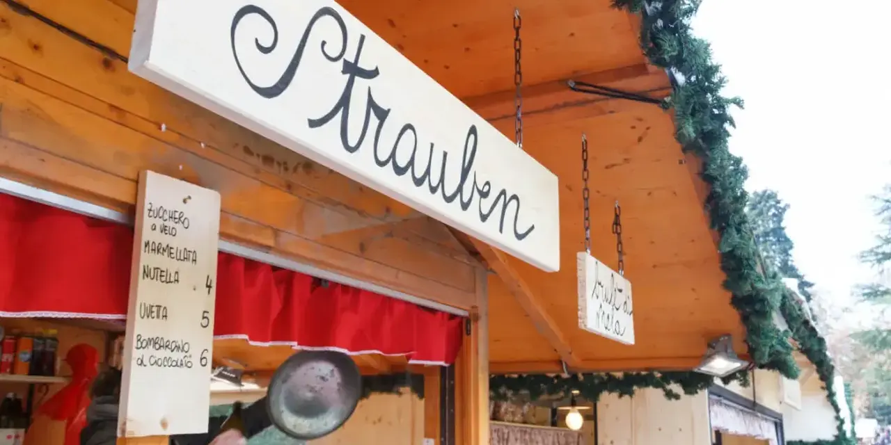 Mercatino di Natale a Levico Terme: un chiosco vende "Strauben" e altre delizie. Cosa vedere a Levico Terme? Gustare queste specialità!