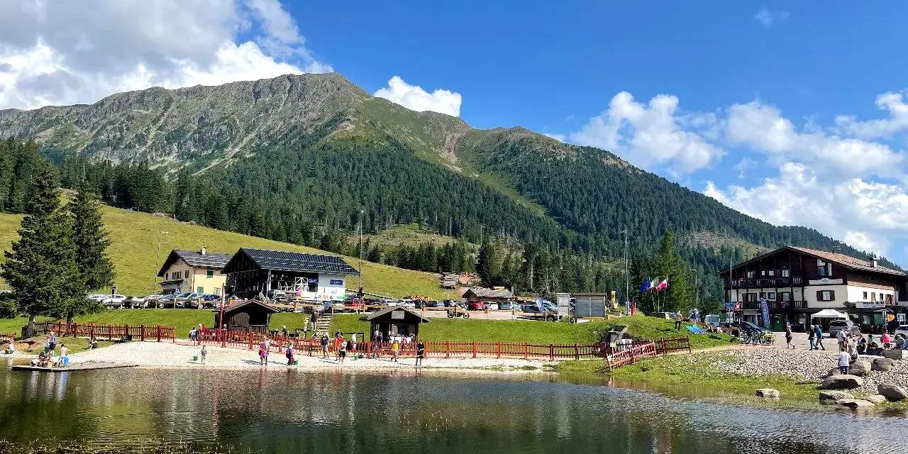 Lago alpino e rifugi al Passo Lavazè, ideale per una gita estiva. Ecco come arrivare per goderti questo splendido panorama.