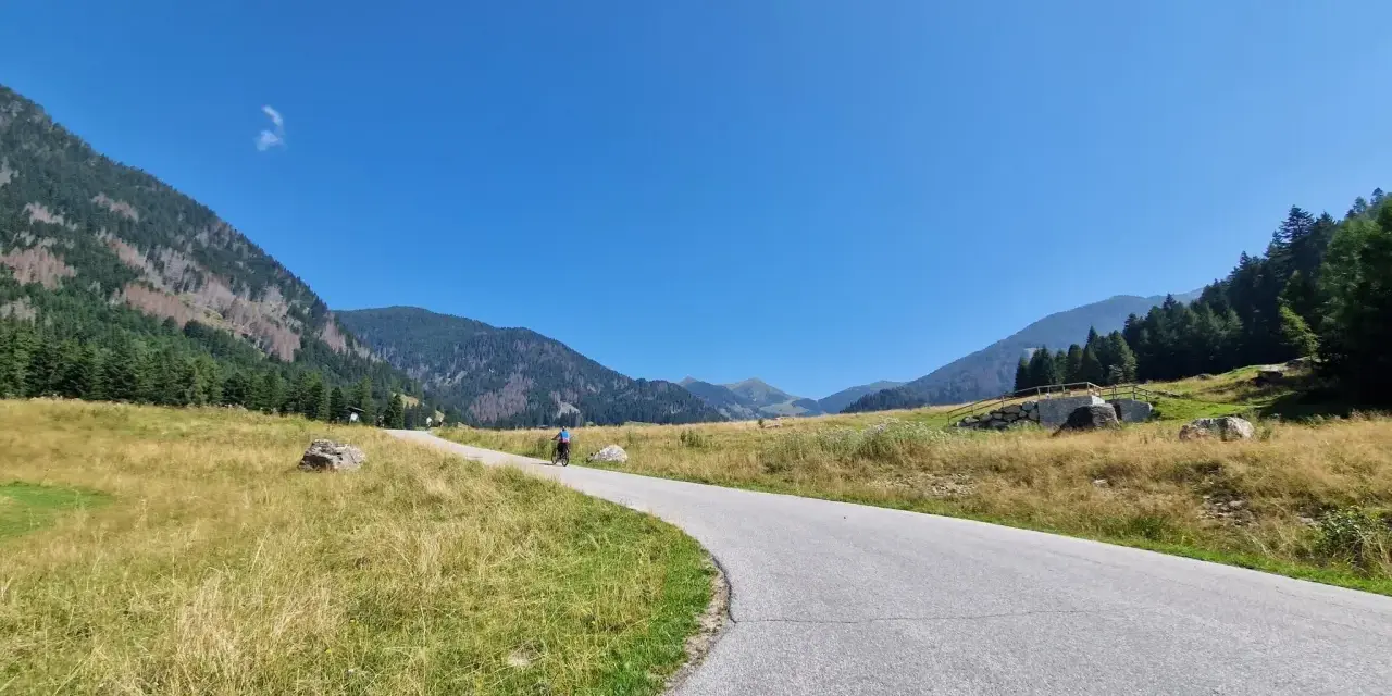 Strada panoramica in Val Campelle, ideale per un'escursione in bici.