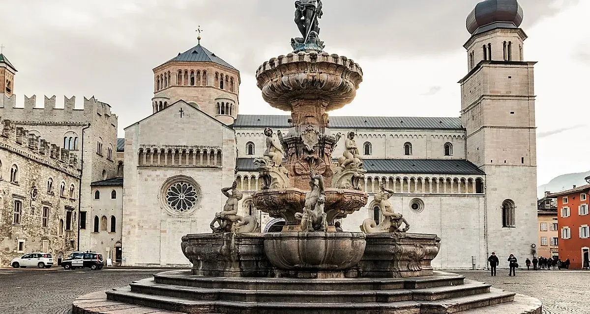 Fontana del Nettuno e Duomo di Trento, un must per chi visita Trento cosa vedere.