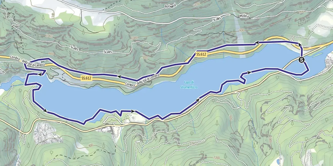 Mappa topografica del Lago di Stramentizzo con sentiero segnato in blu. La SS.612 costeggia il lago.