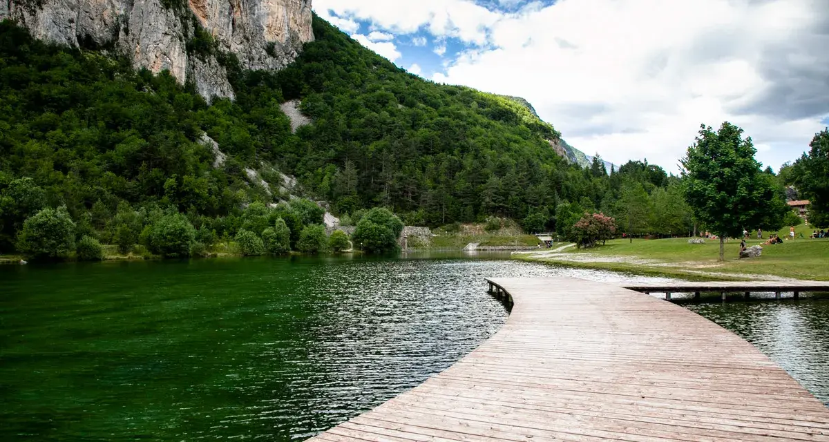 Sentiero in legno sul lago Nembia, ideale per scoprire come arrivare e godersi la natura.