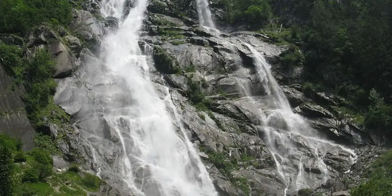 Cascate maestose nel Parco Adamello Brenta, un vero spettacolo da vedere.