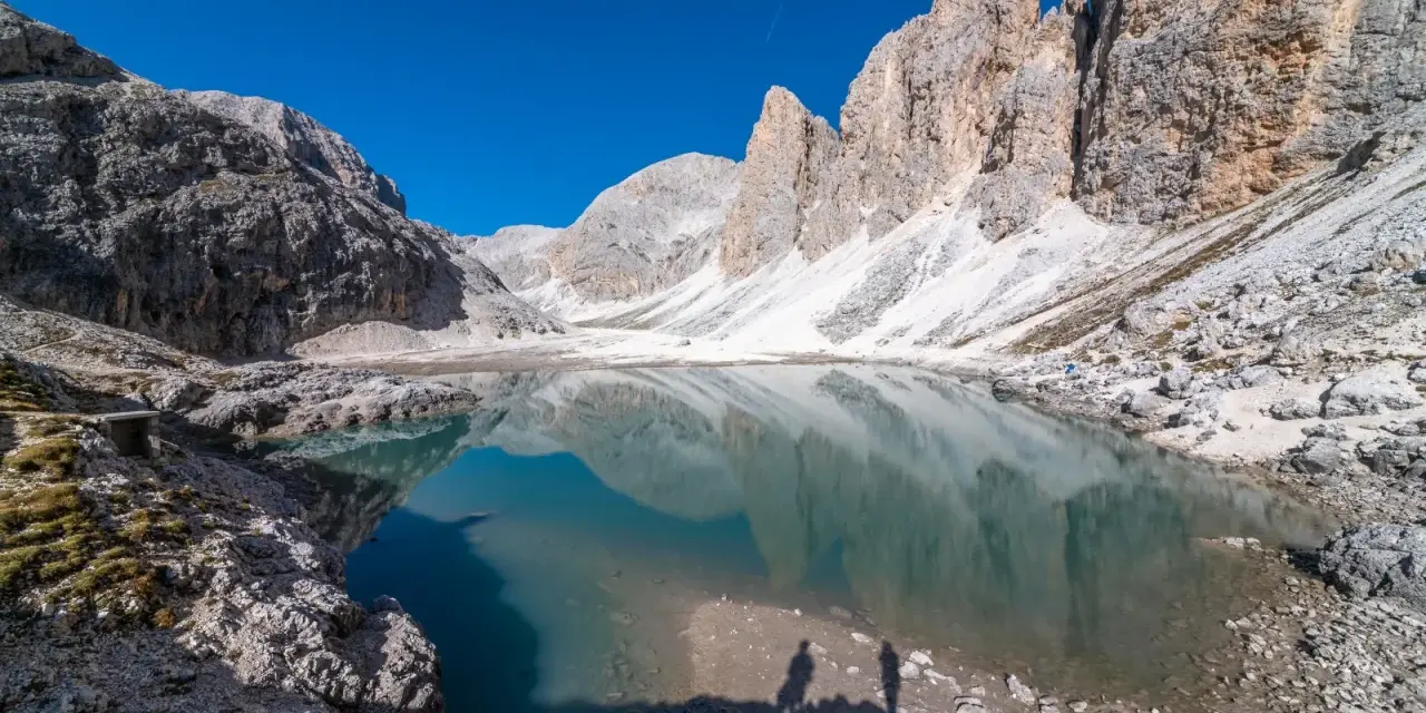 Lago di Antermoia, un gioiello alpino perfetto per le tue passeggiate. Riflessi montani sull'acqua cristallina.