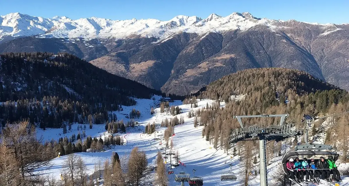 Impianti di risalita a Folgarida, dove si trova questo paesaggio innevato con montagne maestose e piste da sci.