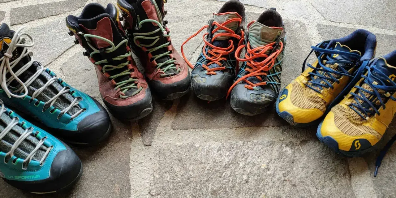 Diverse scarpe da hiking, pronte per l'avventura. Il loro significato è libertà e scoperta.