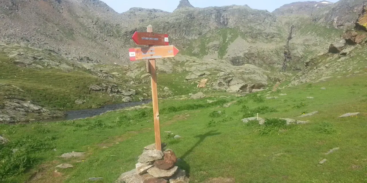 Sentiero alpino in Trentino, vicino allo Stelvio. Indicazioni per il Rifugio Lago Corvo e il Colle Nero.