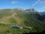 Panorami mozzafiato per passeggiate facili vicino a Trento. Un lago alpino azzurro e sentieri tra prati e boschi.