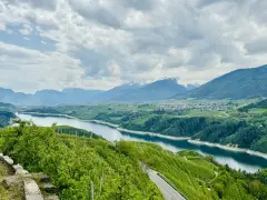 Panorami mozzafiato sul lago di Santa Giustina, ideali per passeggiate tra frutteti e montagne innevate.