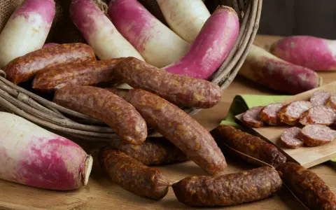 Salsicce e rape rosa in un cesto, pronte per la sagra della ciuiga. Un'esplosione di sapori autunnali.