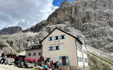 Escursioni alle volpi del Vajolet: un rifugio accogliente ai piedi delle maestose montagne.