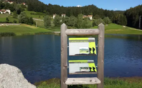 I laghetti di Ruffrè, un'oasi di pace con un lago sereno e colline verdi, invitano all'esplorazione.