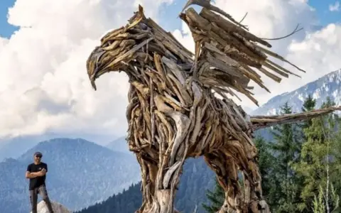Grifone Vaia, scultura in legno. Per raggiungerlo, segui le indicazioni per il Trentino.