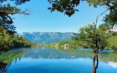 Splendido lago di Monticolo, con montagne sullo sfondo. Ideale per una gita, ecco come arrivare.