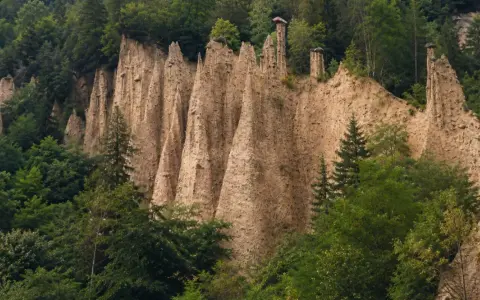 Le piramidi di Segonzano, in Trentino, sono formazioni rocciose naturali che sembrano scolpite da un gigante.