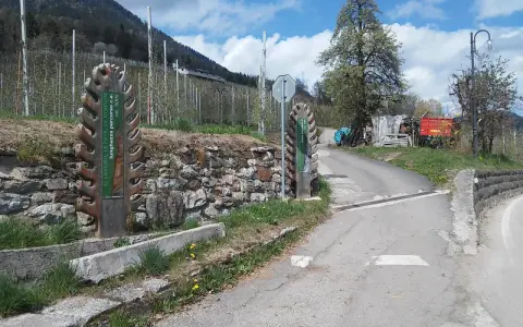 Inizio del sentiero delle fate, con cartelli informativi e un paesaggio montano.