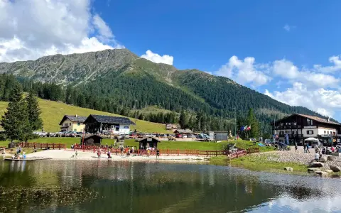 Lago alpino e rifugi al Passo Lavazè, ideale per una gita estiva. Ecco come arrivare per goderti questo splendido panorama.