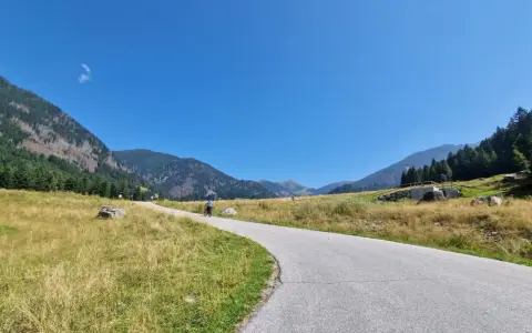 Strada panoramica in Val Campelle, ideale per un'escursione in bici.