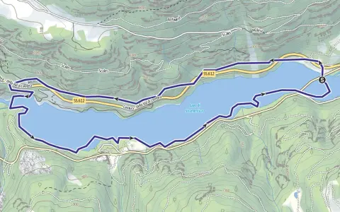 Mappa topografica del Lago di Stramentizzo con sentiero segnato in blu. La SS.612 costeggia il lago.