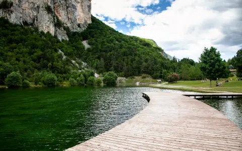 Sentiero in legno sul lago Nembia, ideale per scoprire come arrivare e godersi la natura.