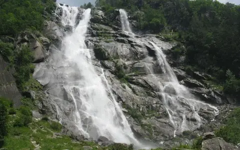 Cascate maestose nel Parco Adamello Brenta, un vero spettacolo da vedere.