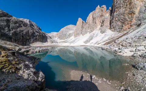 Lago di Antermoia, un gioiello alpino perfetto per le tue passeggiate. Riflessi montani sull'acqua cristallina.