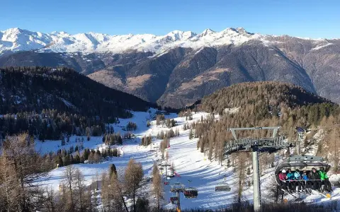 Impianti di risalita a Folgarida, dove si trova questo paesaggio innevato con montagne maestose e piste da sci.