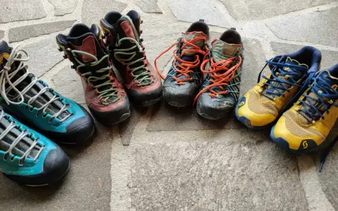 Diverse scarpe da hiking, pronte per l'avventura. Il loro significato è libertà e scoperta.