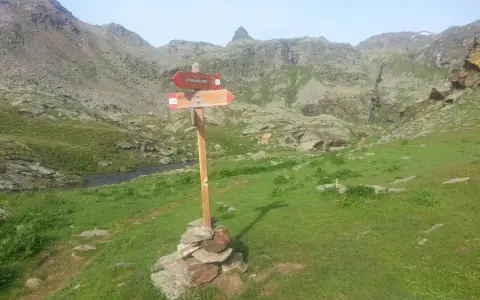 Sentiero alpino in Trentino, vicino allo Stelvio. Indicazioni per il Rifugio Lago Corvo e il Colle Nero.