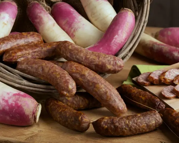 Salsicce e rape rosa in un cesto, pronte per la sagra della ciuiga. Un'esplosione di sapori autunnali.
