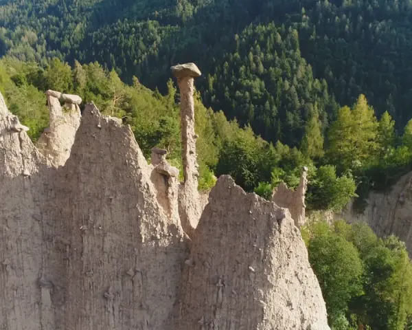 Le piramidi di terra del Val di Cembra, un paesaggio unico da scoprire, con rocce scolpite dal tempo e vegetazione rigogliosa.