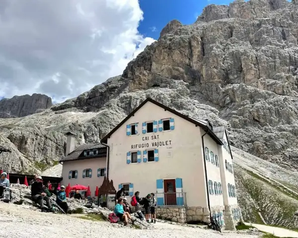 Escursioni alle volpi del Vajolet: un rifugio accogliente ai piedi delle maestose montagne.