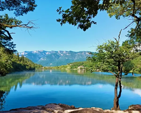 Splendido lago di Monticolo, con montagne sullo sfondo. Ideale per una gita, ecco come arrivare.